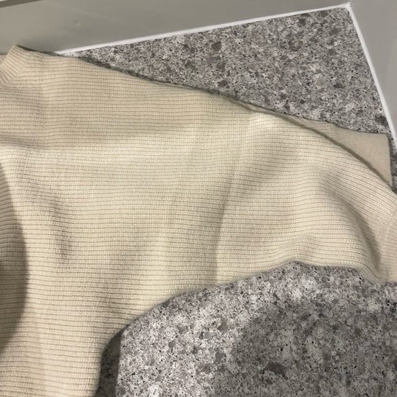 Cozy sweater with dropped shoulder and loose sleeve - Picture 2 of 3